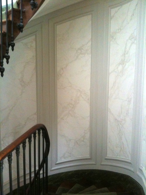 Imitation faux marbre dans cage d'escalier