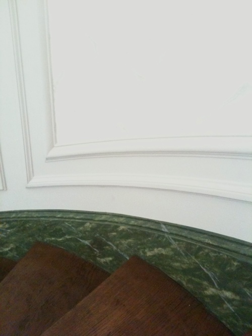 Imitation faux marbre campan sur stylobate cage d'escalier