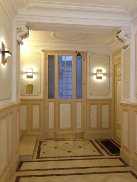 Hall d'immeuble avec boiseries en imitation chène clair