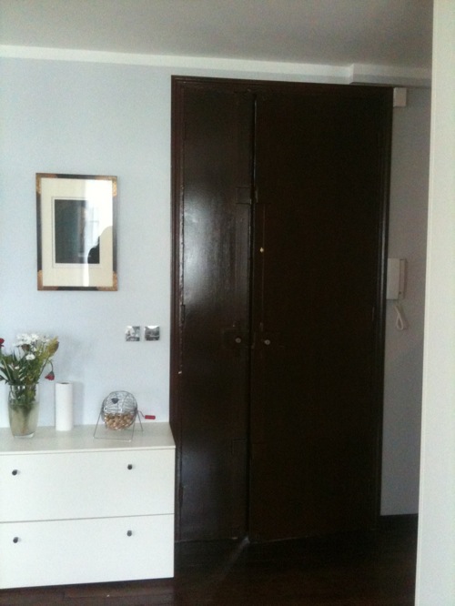 Porte d'entrée en imitation bois exotique
