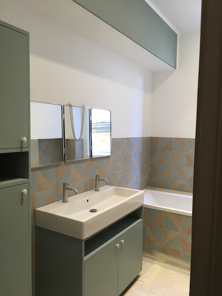 Décoration salle de bain avec carrelage mutina et sol en ardoiseappartement V