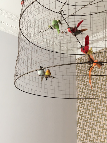 Decoration chambre enfants avec papier peint et camaieux de couleur vieux rose et poignée papillon 
