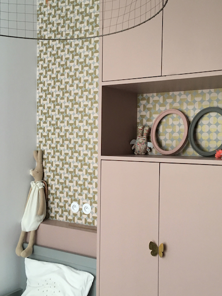 Decoration chambre enfants avec papier peint et camaieux de couleur vieux rose et poignées laiton