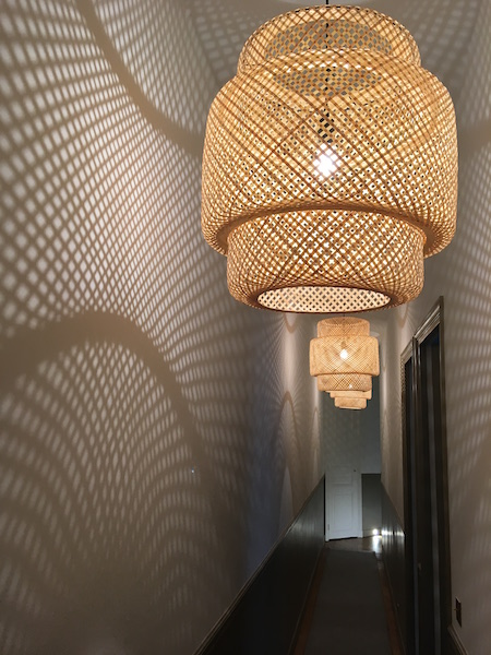Décoration couloir avec suspensions en rotin appartement V