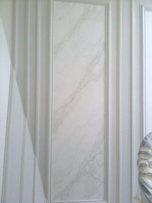 Imitation marbre de Carrare dans cage d'escalier