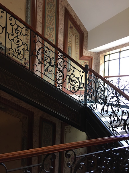 Cage d'escalier en peinture décorative