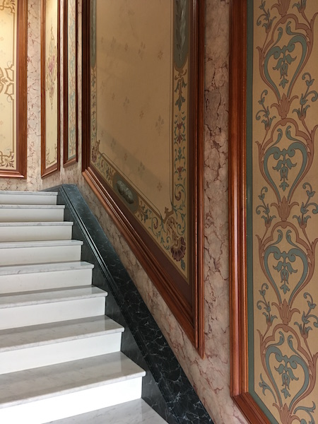 Faux marbre sur plinthe cage d'escalier