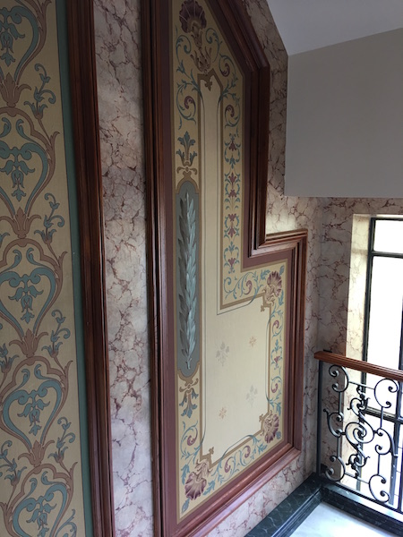 Cage d'escalier en peinture décorative ornements sur toile