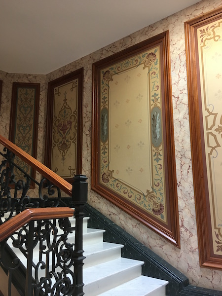 Cage d'escalier en peinture décorative imitation stuc marbre