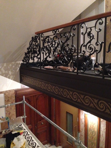 Ornement - décors peint sur limon cage d'escalier