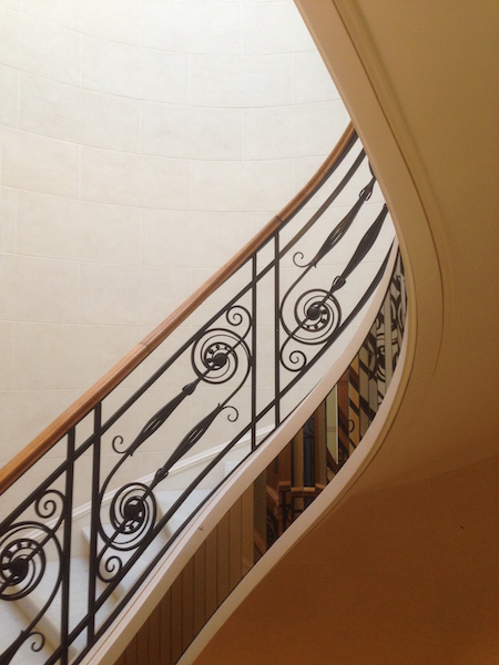 Filet décoratif dans cage d'escalier