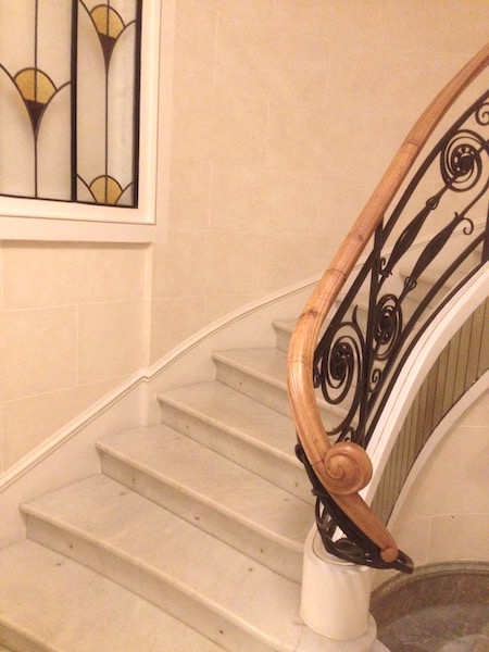 Pierre dans cage d'escalier