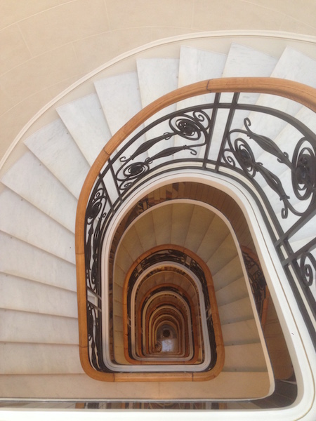 Cage d'escalier en fausse pierre